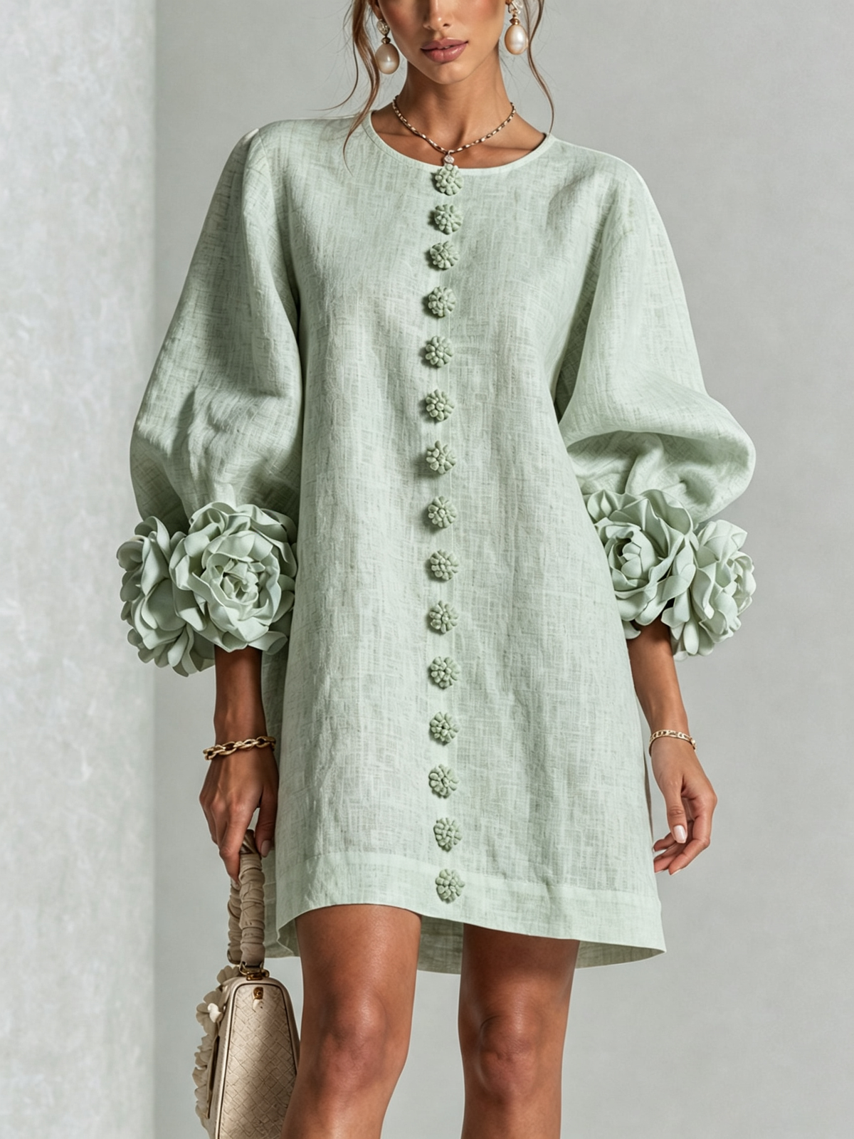 Freja | Elegant Klänning med Blommiga Manschetter